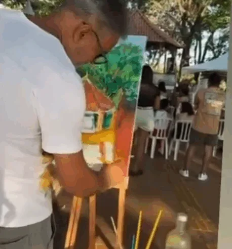 Arte que se veste: artista plástico transforma camisetas em obras exclusivas