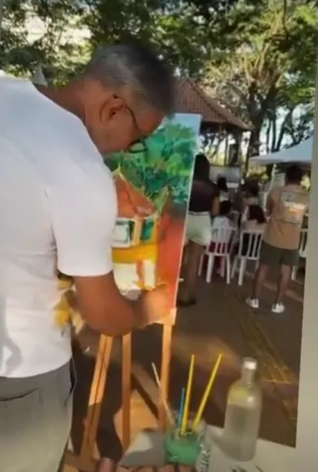 
  Arte que se veste: artista plástico transforma camisetas em obras exclusivas