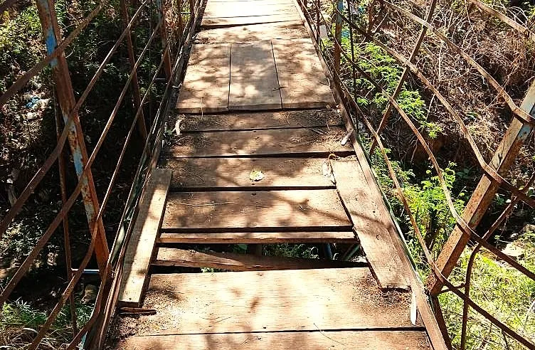 Travessia perigosa: reforma de passarela é cobrada há quase uma década