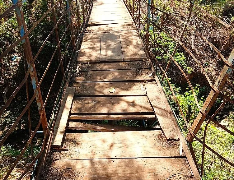 
  Travessia perigosa: reforma de passarela é cobrada há quase uma década