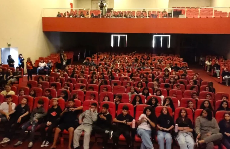Estudantes lotam o Centro Cultural São Pedro para assistir a filme sobre relacionamentos abusivos