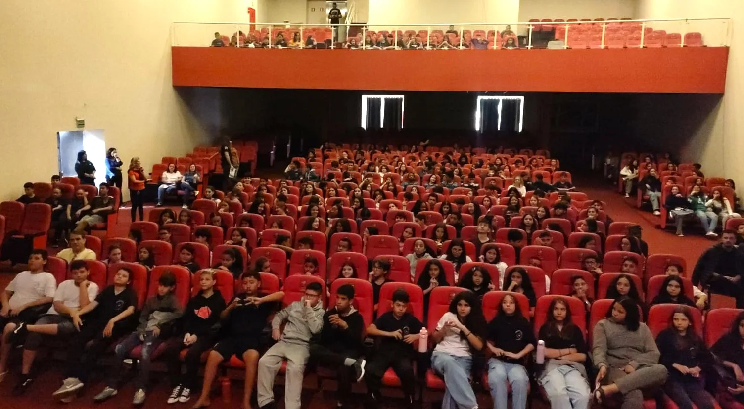 
  Estudantes lotam o Centro Cultural São Pedro para assistir a filme sobre relacionamentos abusivos
