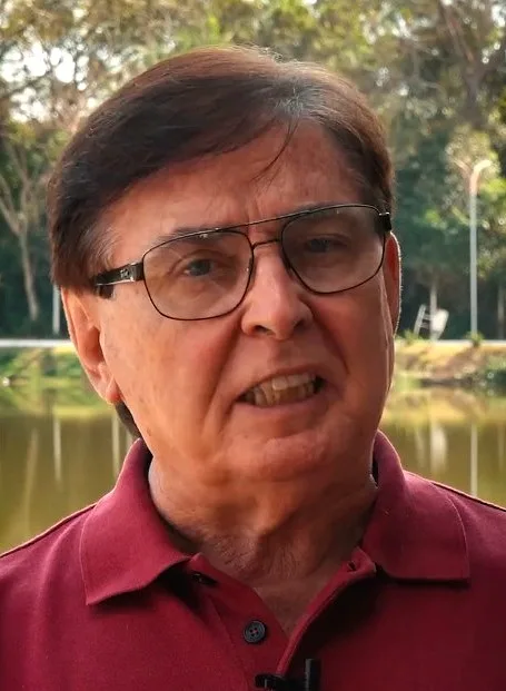 
  ESTAVA QUIETO, MAS VIVO