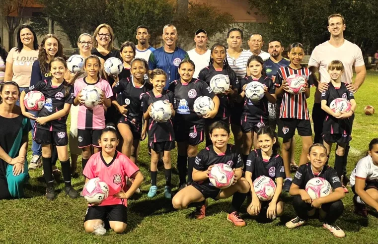 OAB Taquaritinga doa bolas para projeto que incentiva o futebol feminino