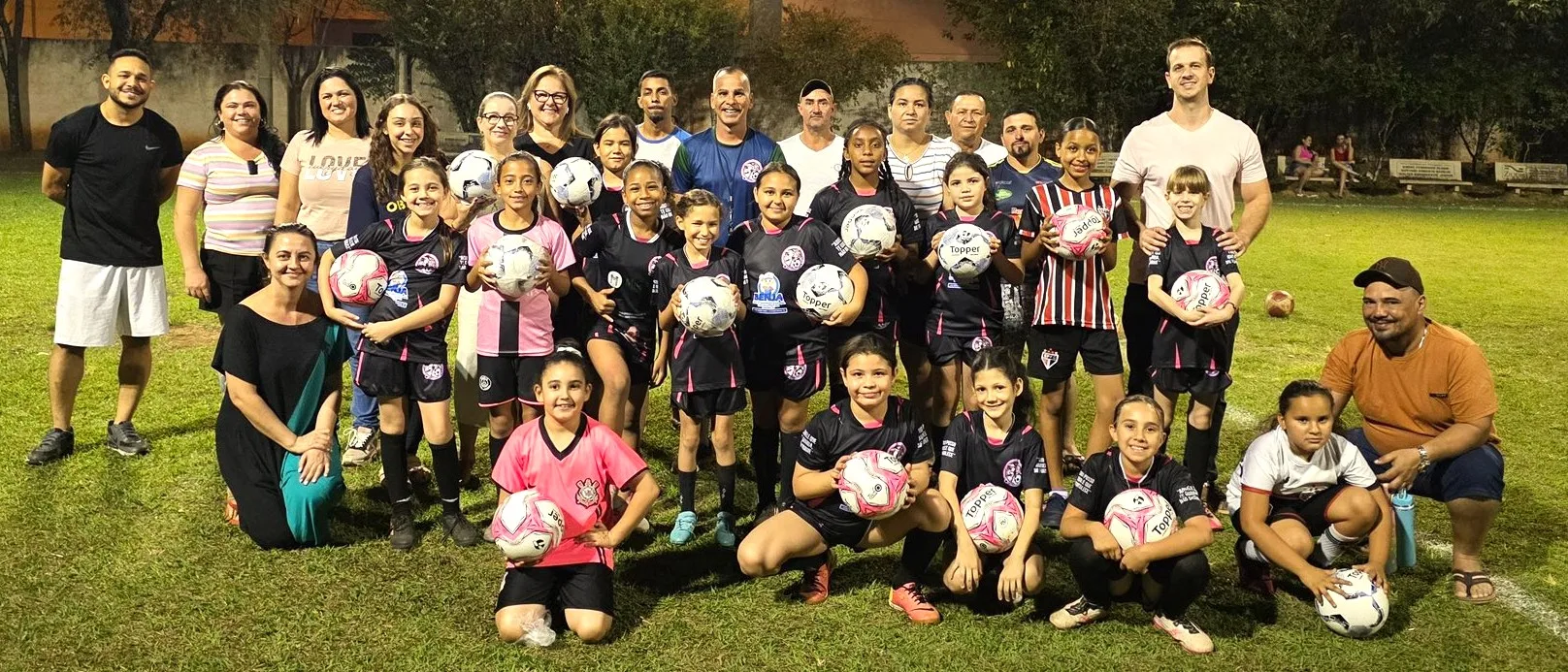 
  OAB Taquaritinga doa bolas para projeto que incentiva o futebol feminino