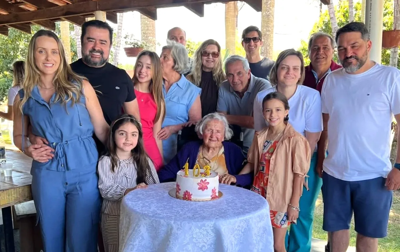 
  FAMÍLIA GIBERTONI COMEMORA 103 ANOS DA DONA PINA