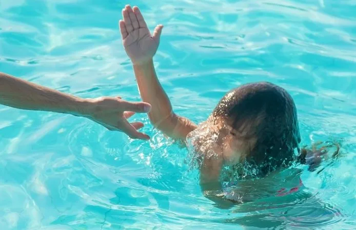 Criança de 2 anos se afoga em piscina e é transferida em estado gravíssimo para São Carlos