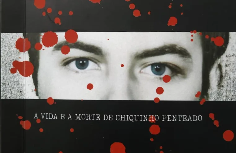 Escritor Luisinho Bassoli entrega livro de sua autoria à profª. Neide Salvagni