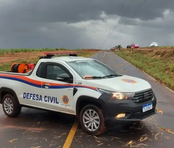 Postes caem sobre pista e interditam acesso da rodovia entre Santa Ernestina e Dobrada