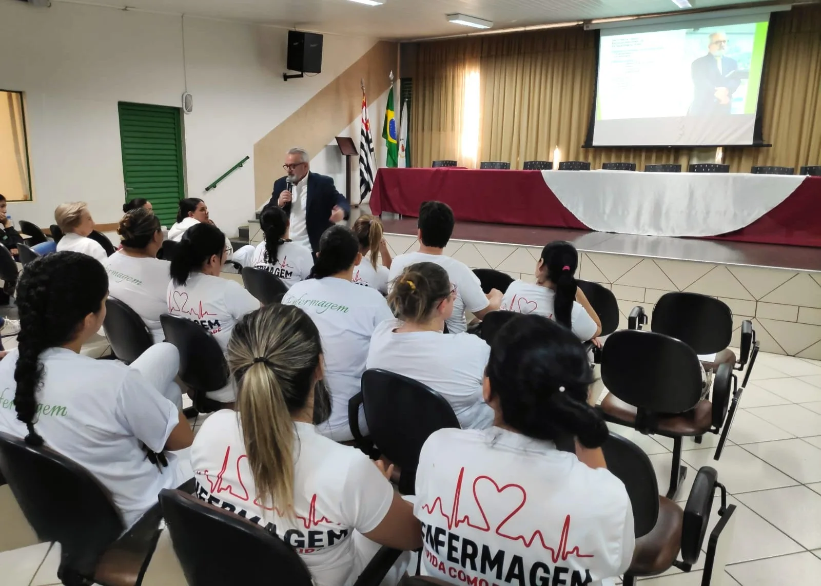 
  Marcos Bonilla fala sobre Humanização na Saúde aos alunos do curso Técnico em Enfermagem da ETEC