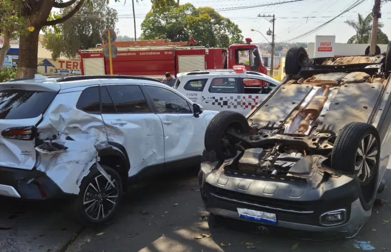 Carro desgovernado capota e atinge veículos estacionados em Taquaritinga