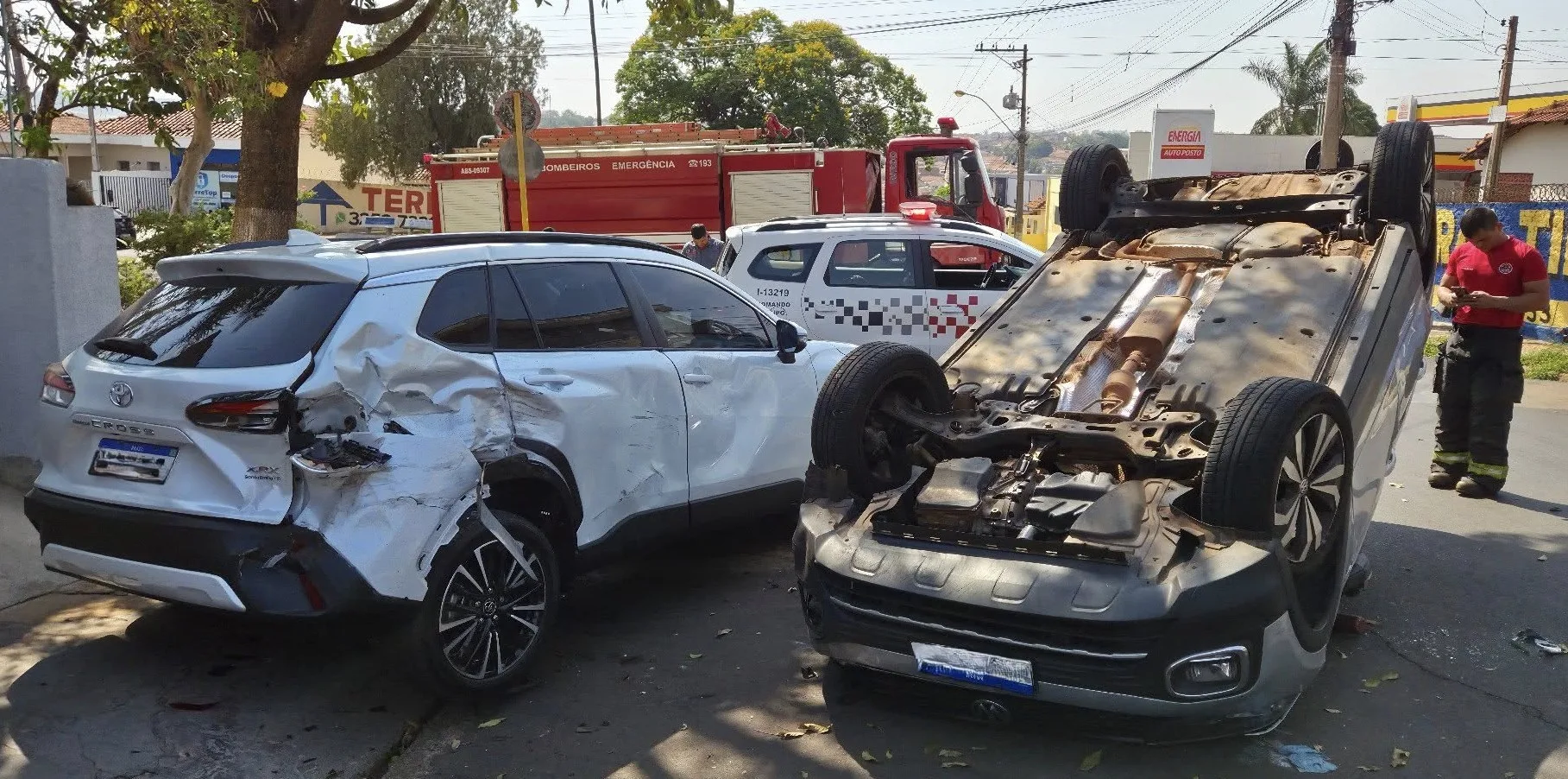 
  Carro desgovernado capota e atinge veículos estacionados em Taquaritinga
