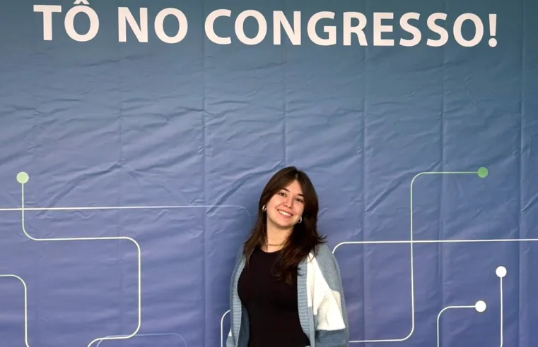 Liz Tiezi de Pietro, ex-aluna do Colégio Objetivo, apresenta artigo científico em congresso farmacêutico estadual