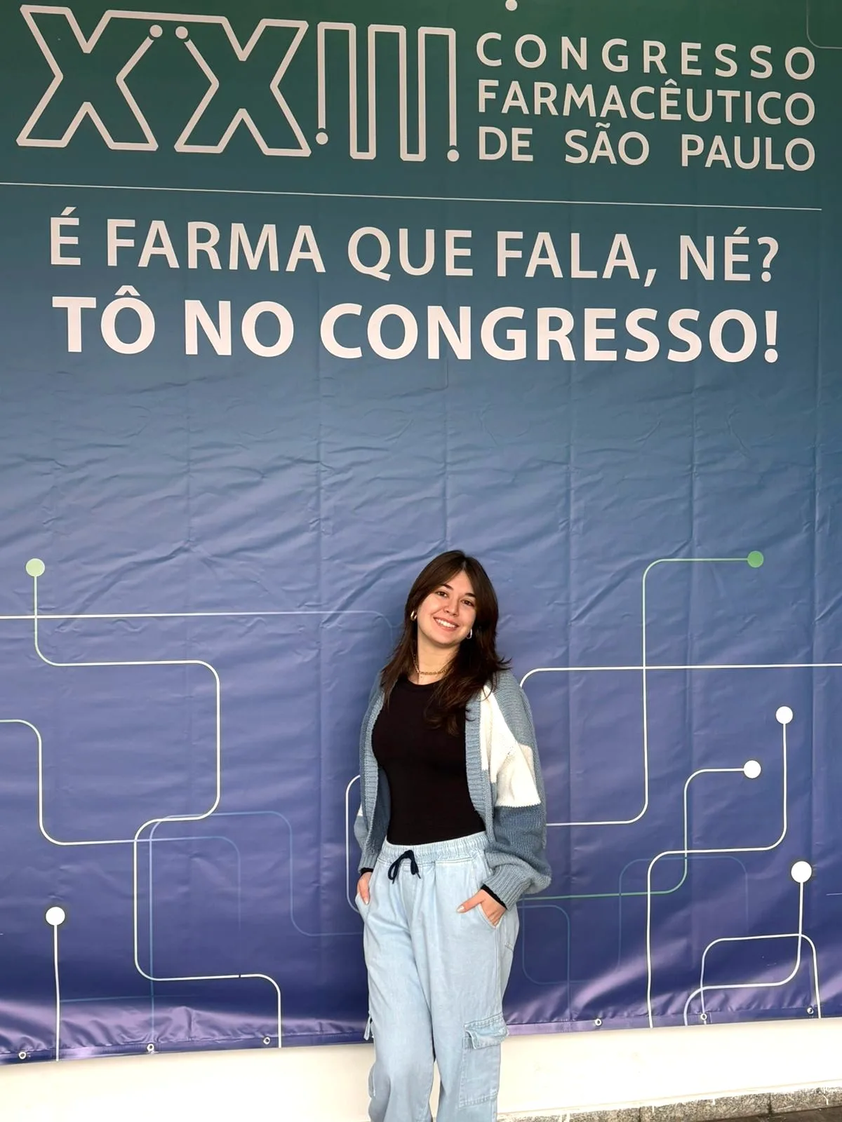 
  Liz Tiezi de Pietro, ex-aluna do Colégio Objetivo, apresenta artigo científico em congresso farmacêutico estadual