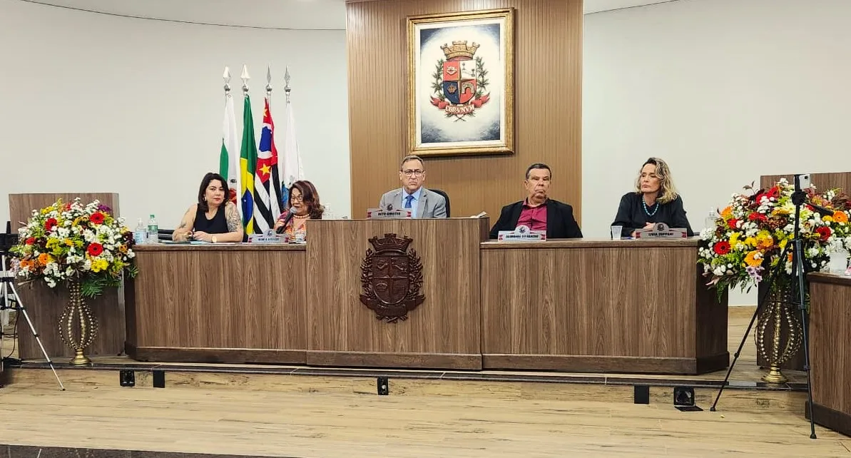 
  Câmara de Taquaritinga realiza emocionante sessão solene em homenagem aos professores
