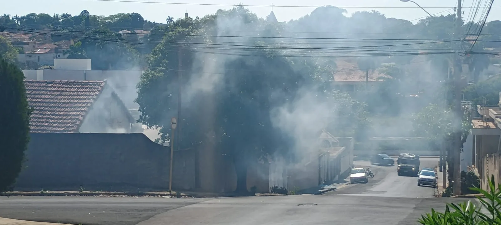 
  Fogo em mato provoca susto e muita fumaça na esquina das ruas Líbero Badaró e Bernardino Sampaio