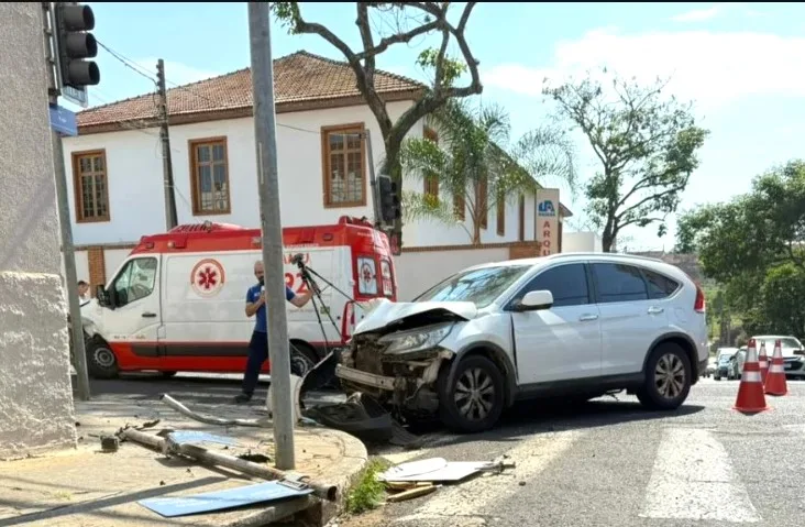 Ambulância do Samu com vítima de acidente se envolve em colisão no Centro de Araraquara