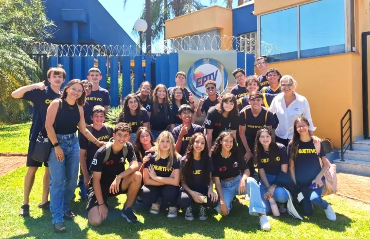 Alunos do Colégio Objetivo visitam EPTV e vivenciam rotina da televisão