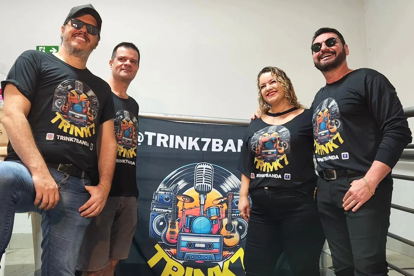 
  Marcela Oliveira anuncia saída da Banda Trink7 e retoma carreira solo