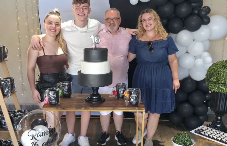 Ramón celebra 16 anos com grande festa na Cia. das Garçonetes