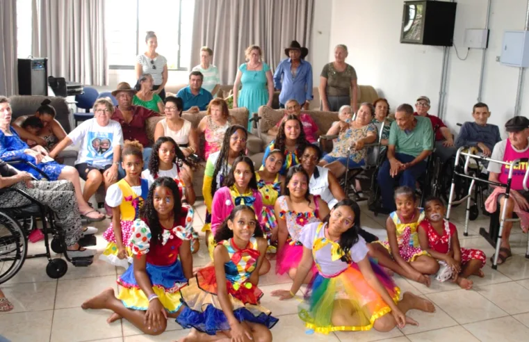 Oficina de Iniciação ao Fazer Teatral leva arte circense ao Asilo de Taquaritinga