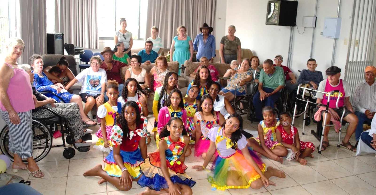 
  Oficina de Iniciação ao Fazer Teatral leva arte circense ao Asilo de Taquaritinga