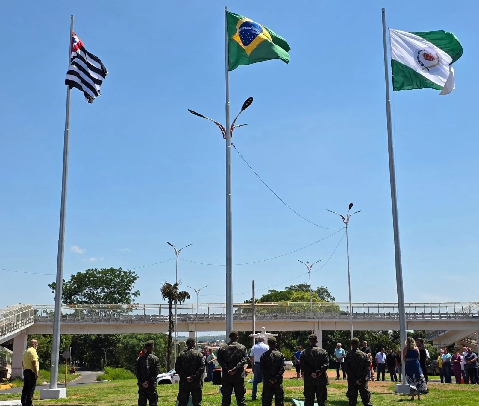 
  Bandeiras do Brasil, São Paulo e Taquaritinga passam a compor cenário da principal entrada da cidade