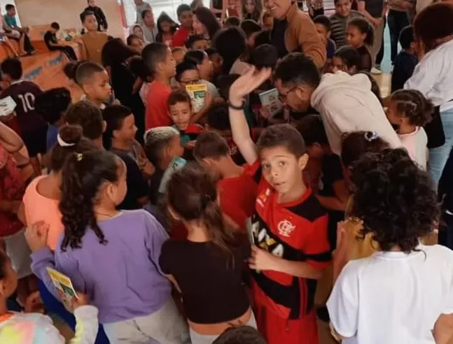 Dimas Ramalho é recebido com festa e abraços dos alunos da EMEB Célia Dib Renzo