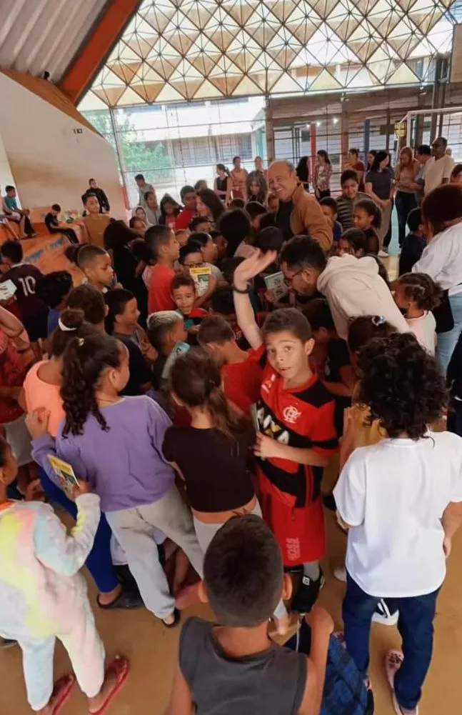 
  Dimas Ramalho é recebido com festa e abraços dos alunos da EMEB Célia Dib Renzo