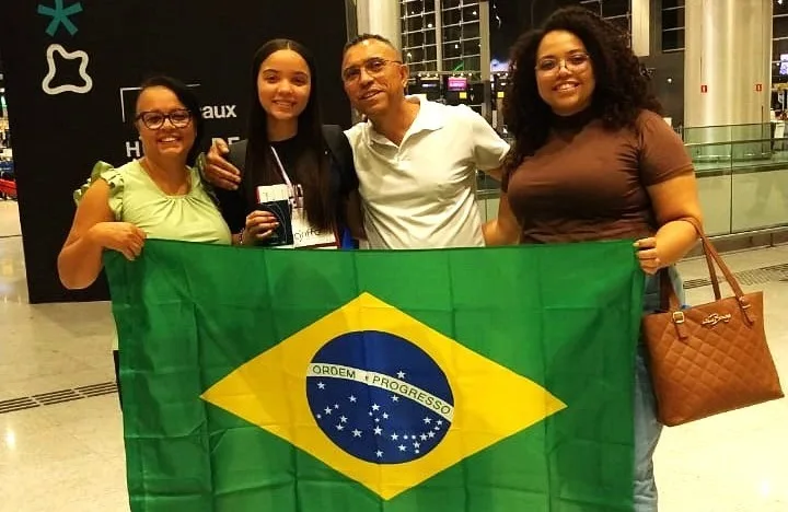 Ana Júlia volta do Canadá e emociona Taquaritinga com história de superação