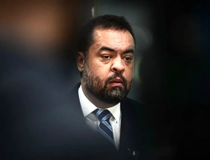
  ENTRE A CIVILIZAÇÃO E A BARBÁRIE