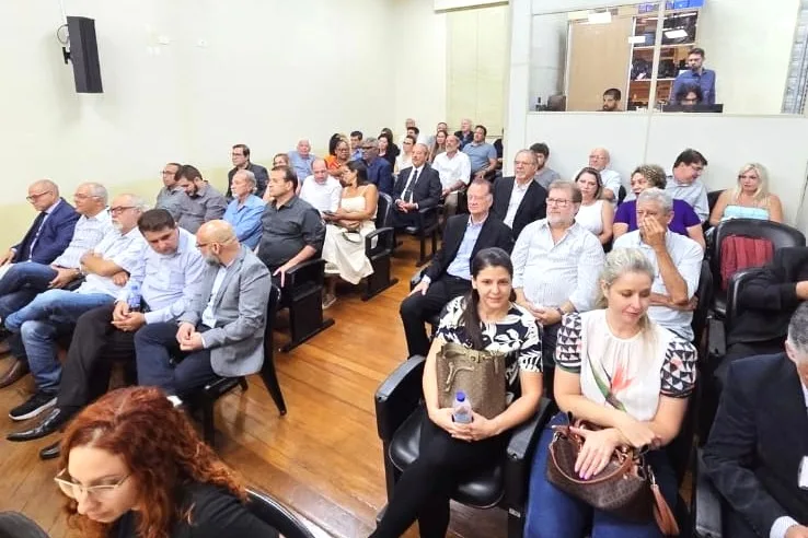 Dimas Ramalho recebe Título de Honra ao Mérito e lota o Salão Nobre da Câmara de Araraquara