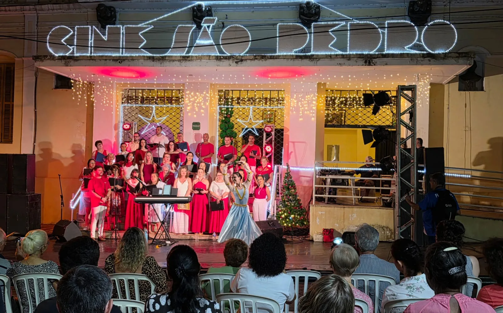 
  Coral Anjos e Vozes emociona Taquaritinga em espetáculo natalino no Centro Cultural São Pedro