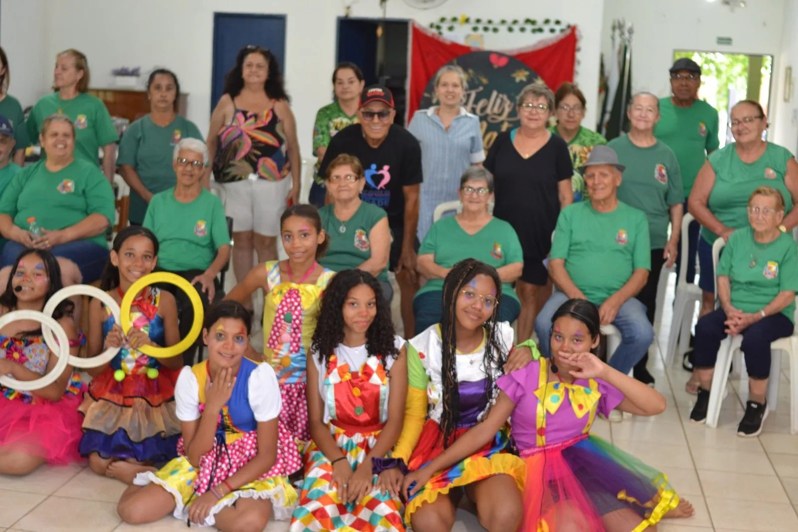 
  Sob direção de Marcelo Rosa, oficina leva teatro e circo ao Centro de Convivência do Idoso