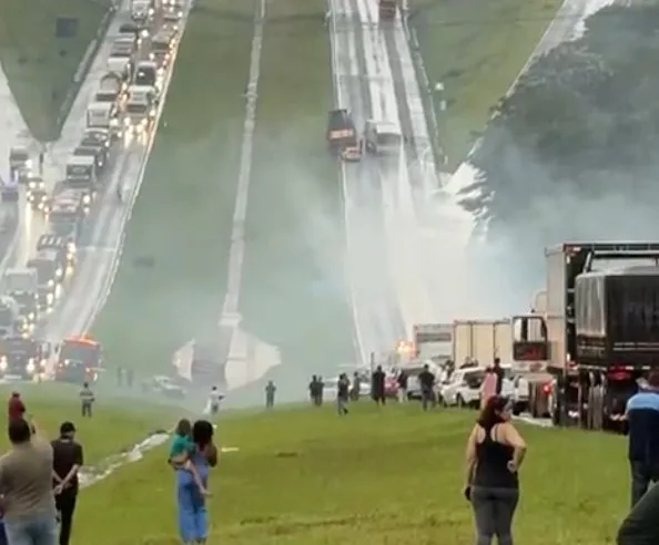 Colisão seguida de incêndio bloqueia a Washington Luís em Araraquara
