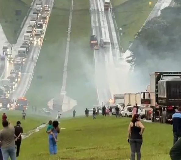 
  Colisão seguida de incêndio bloqueia a Washington Luís em Araraquara
