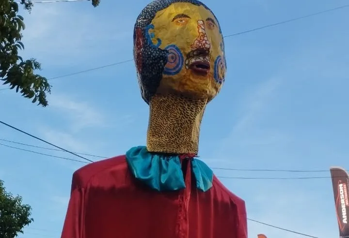 Arte gigante toma conta da multidão: Fúlvia Marchezi encanta com Boneco de Olinda na Jardineira
