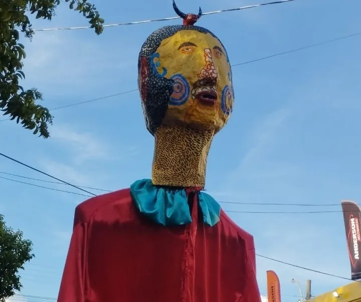 
  Arte gigante toma conta da multidão: Fúlvia Marchezi encanta com Boneco de Olinda na Jardineira