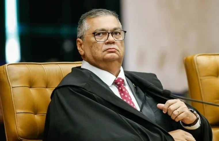 Dino endurece contra supersalários e veda novos penduricalhos acima do teto