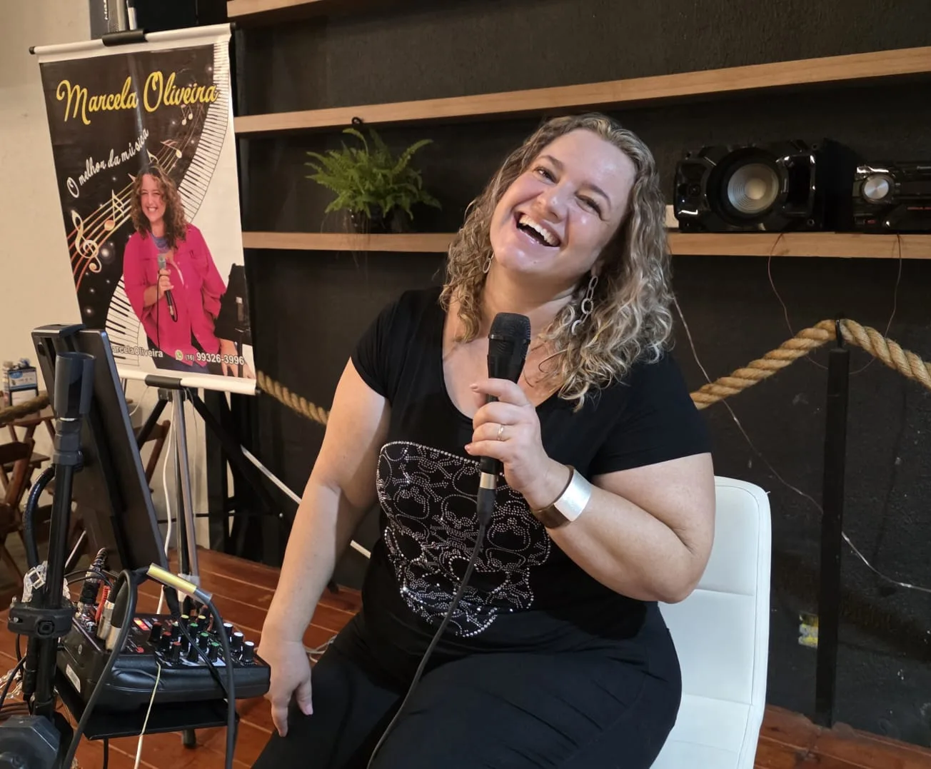 
  Marcela Oliveira brilha no “Noite Delas” no Quintal do Villas