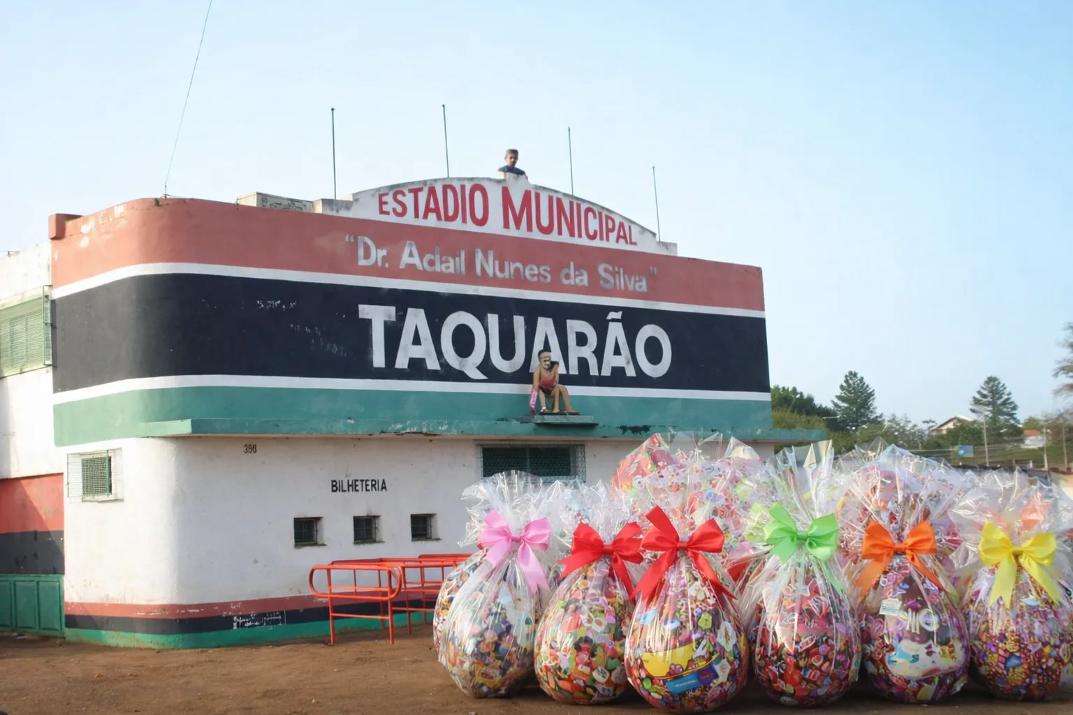 
  Futebol e solidariedade se encontram em evento de Páscoa no Taquarão