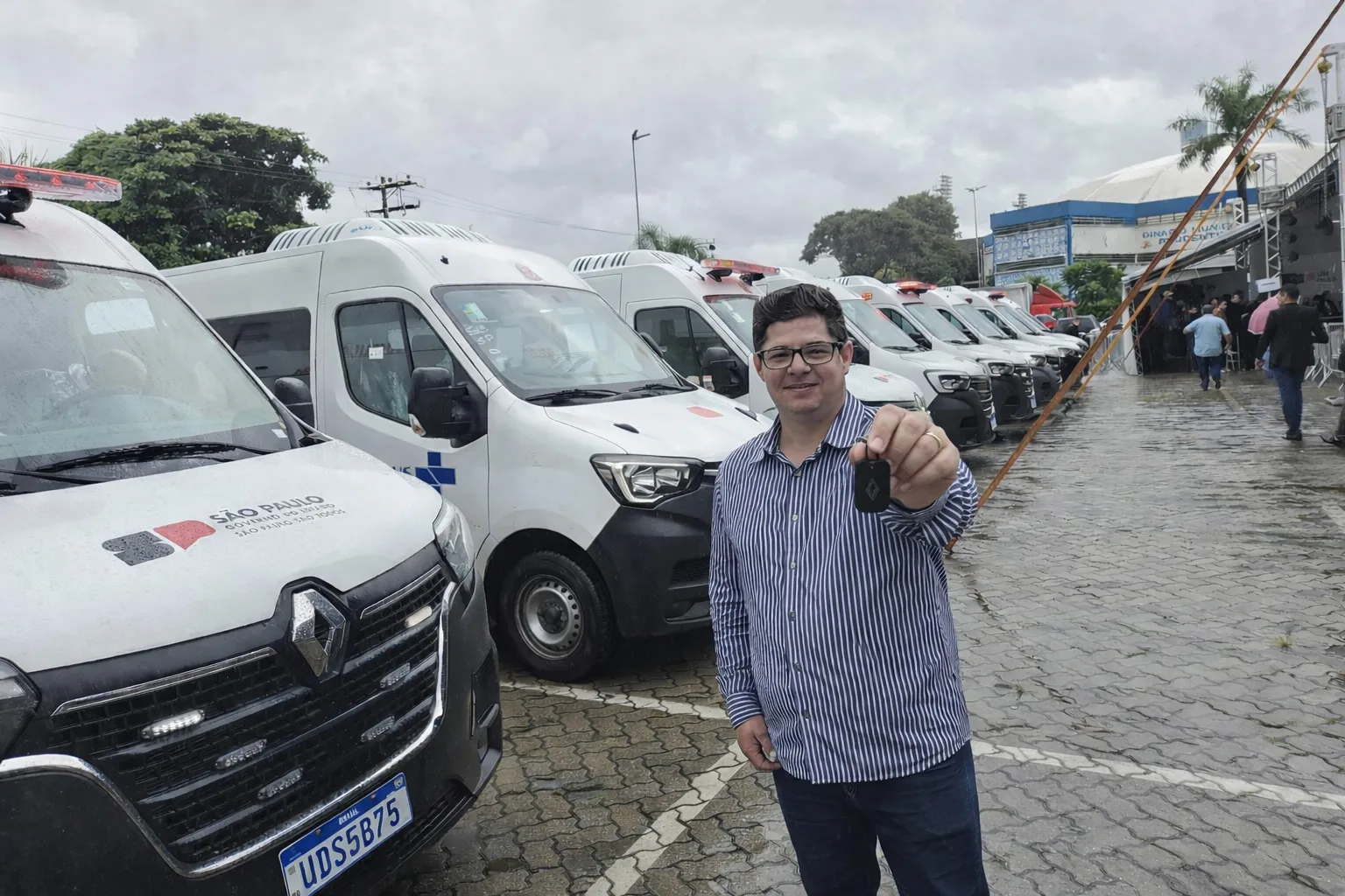 
  SP entrega 200 novos veículos para transporte de pacientes e Taquaritinga recebe van para a saúde