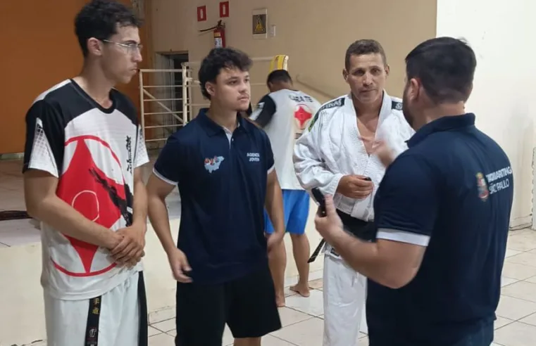 Projeto de karatê gratuito ganha reconhecimento após visita de jovens lideranças