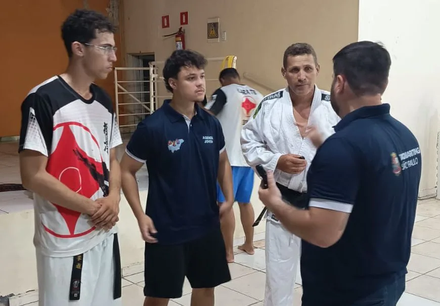
  Projeto de karatê gratuito ganha reconhecimento após visita de jovens lideranças