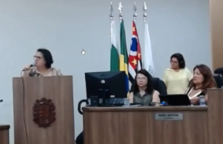 Após fala na Tribuna da Câmara, aposentada reforça denúncias nas redes sociais