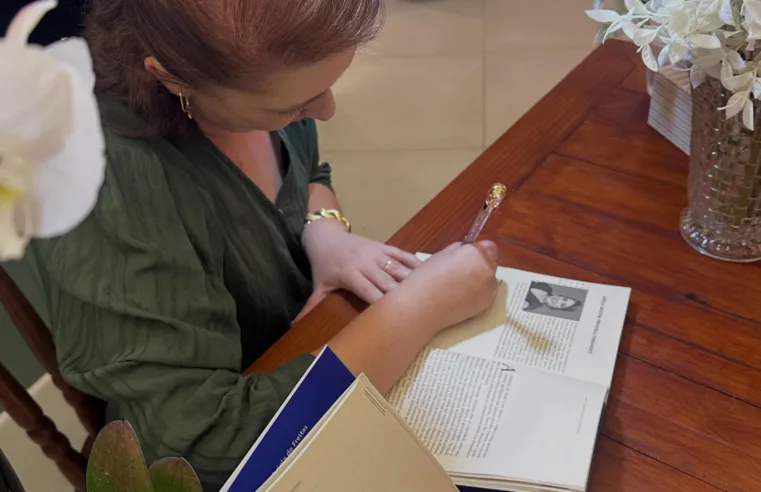 Ariele Previdelli lança “Guia Prático para Terapeutas Ocupacionais em Intervenção Precoce no Autismo” em noite especial na Clínica Bem Viver
