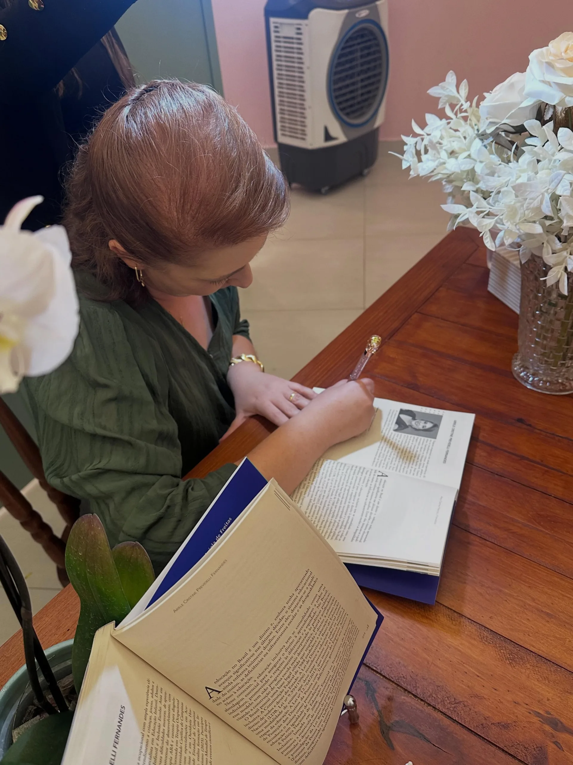
  Ariele Previdelli lança “Guia Prático para Terapeutas Ocupacionais em Intervenção Precoce no Autismo” em noite especial na Clínica Bem Viver