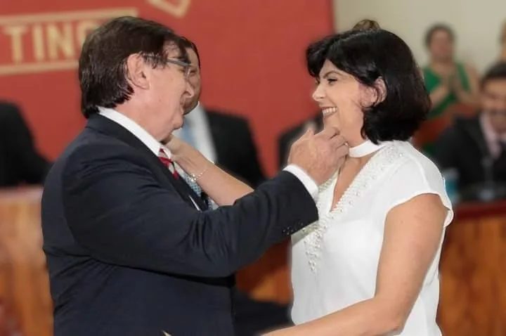 É PRA FRENTE QUE SE ANDA