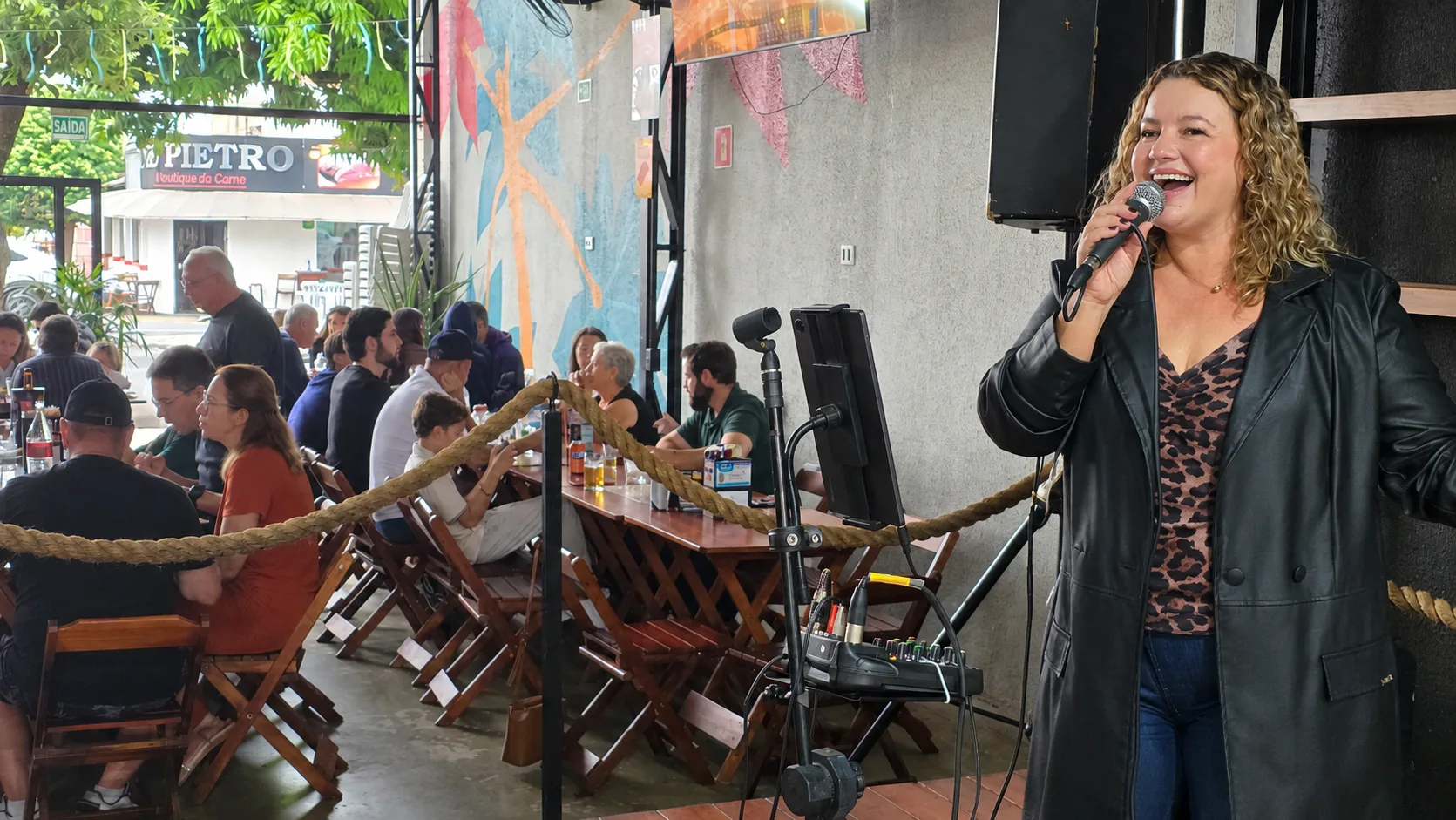 
  Quintal do Villa’s comemora Dia das Mães com casa lotada, buffet especial e show de Marcela Oliveira