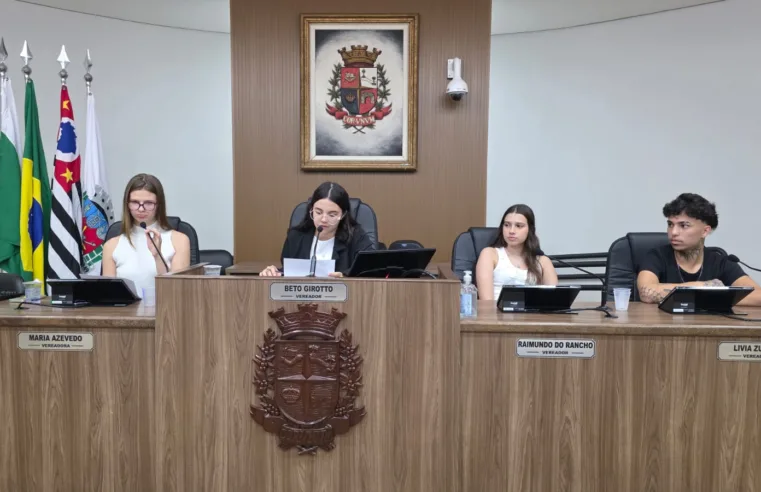 Parlamento Jovem dá posse a três novos vereadores e amplia representatividade entre as escolas